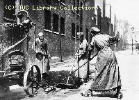 Women resurfacing a road 1914-1918
