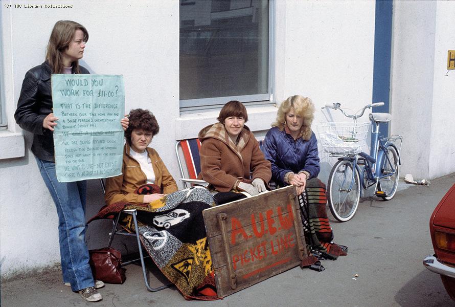 AUEW picket line, 1982
